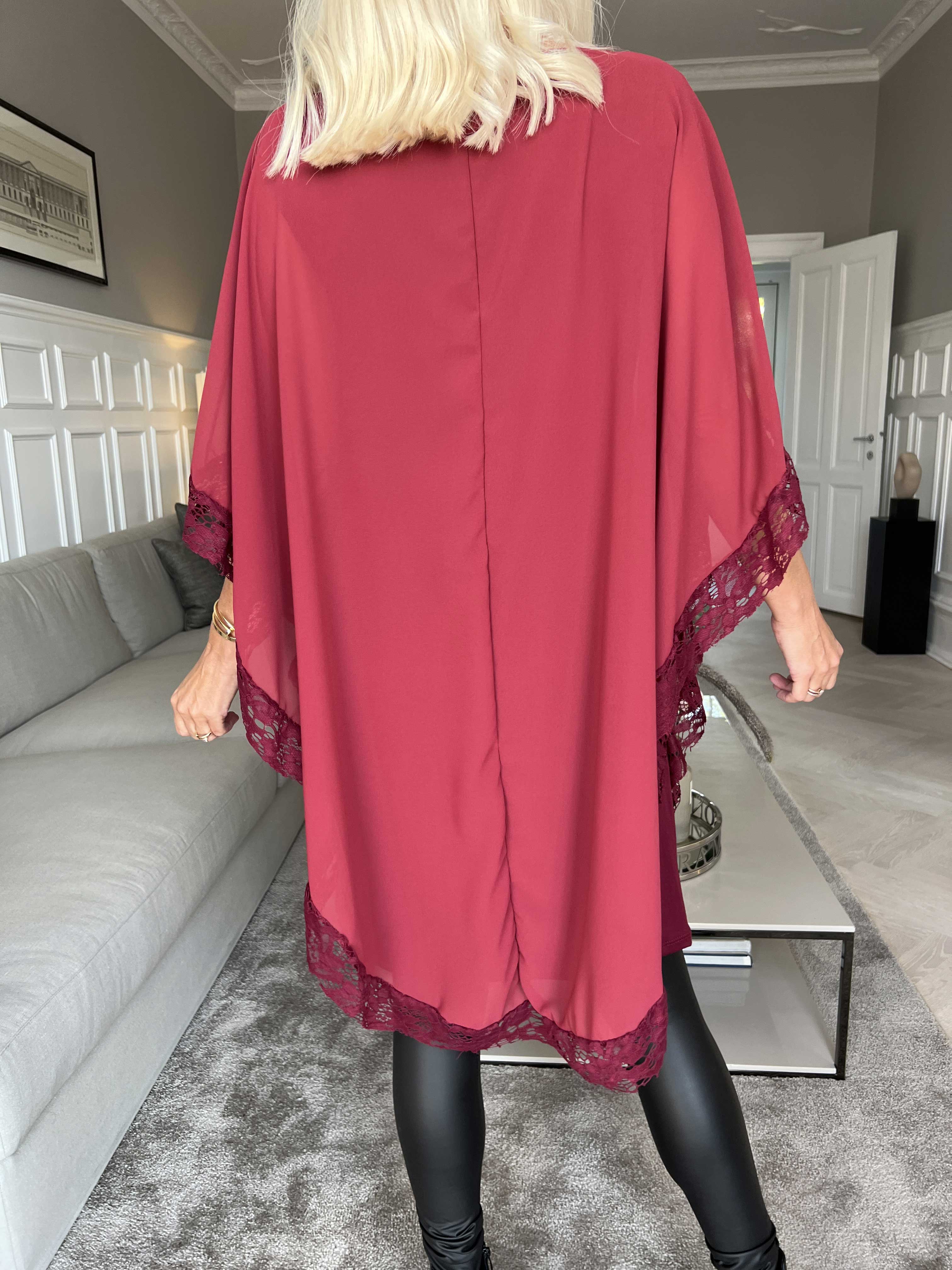 Kenya Edge - Tunikaklänning med chiffonglager och spetskant